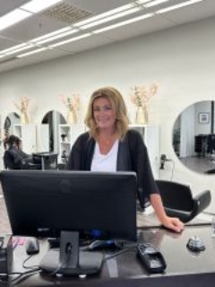 Elisabet frisör på Salong Royal by Ann Pettersson