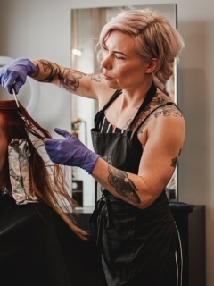 Carola frisör på Tid Hår & Make Up AB