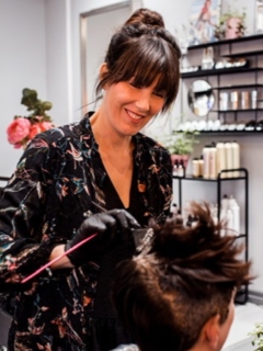 Sofia B frisör på Tid Hår & Make Up AB