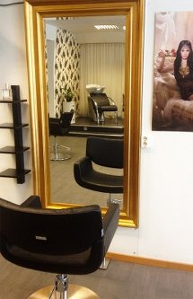 Studio siss. Frisörstol och spegel i salongen